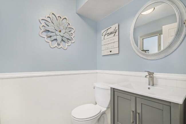 Building Photo - Beautiful home on large lot. Available 5/15