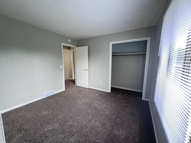 Building Photo - Four Bedroom Large Duplex in Kentwood Scho...