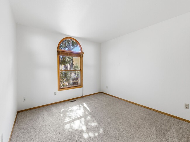 Building Photo - Beautiful Home with New Carpets, Fenced Yard, A/C, and Finished Basement!