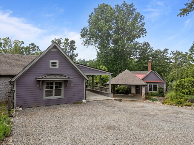 Building Photo - Charming Furnished Estate with Full-Servic...