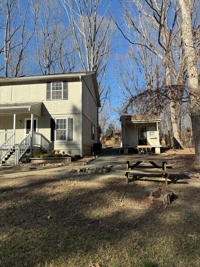 Building Photo - 925 Shady Lawn Rd