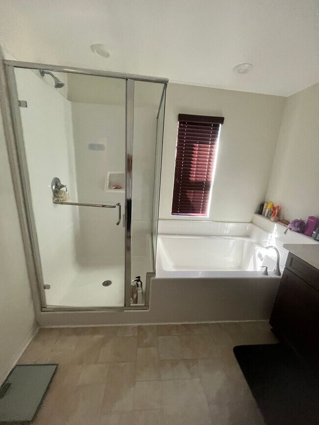 Building Photo - Spacious 4 Bed | 2-Story Townhome in Lake Pointe near Eastlake Vistas