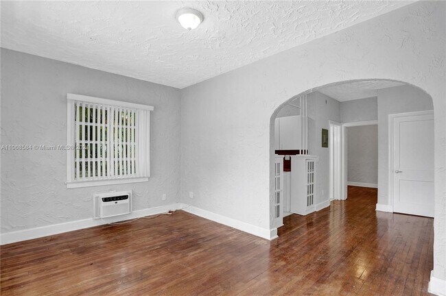 Building Photo - 935 Catalonia Ave