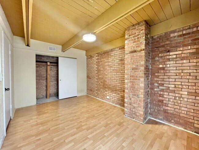 Building Photo - 806 S Loomis St