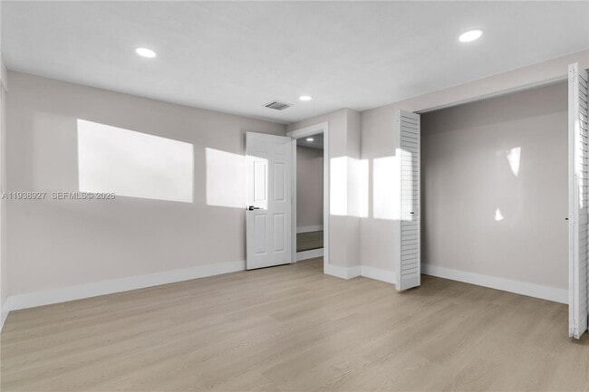 Building Photo - 559 NW 2nd St