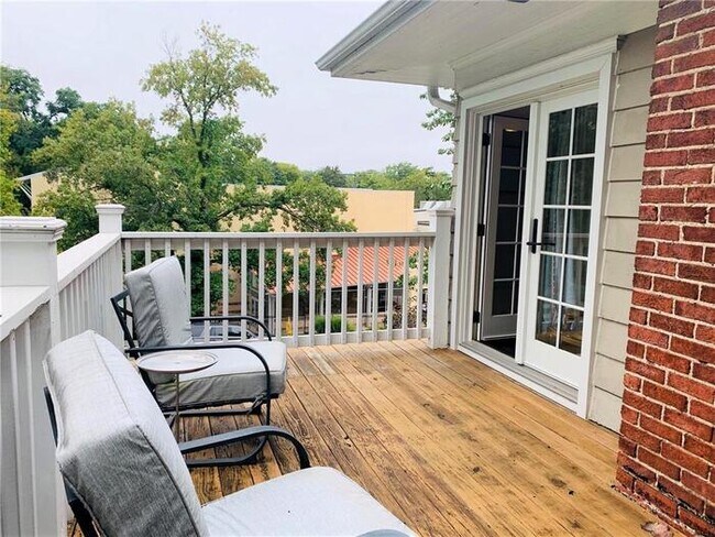 Building Photo - Large bright and clean Brookside home