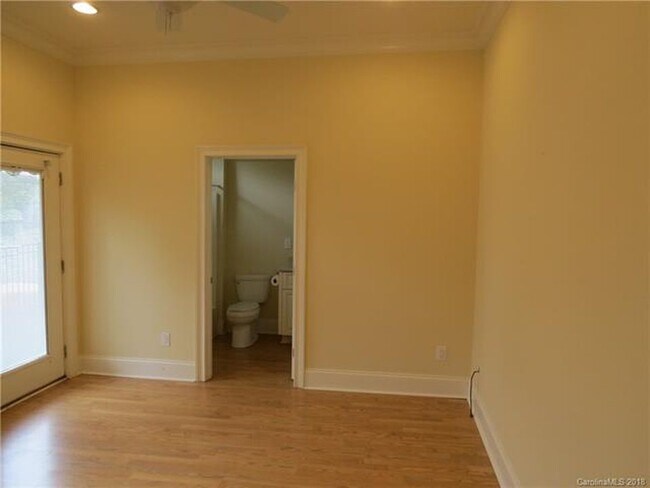 Building Photo - 123 7th St