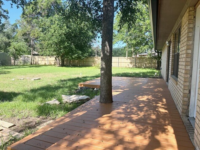 Building Photo - 1102 Serenada Dr