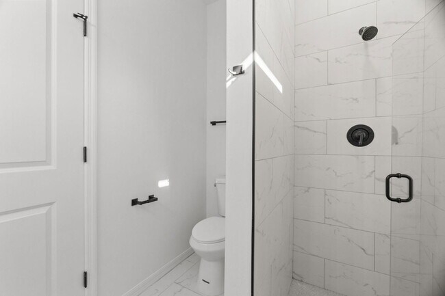 Building Photo - 529 Knapp St