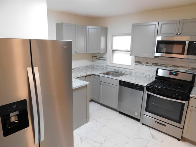 Building Photo - 21 W 14th St