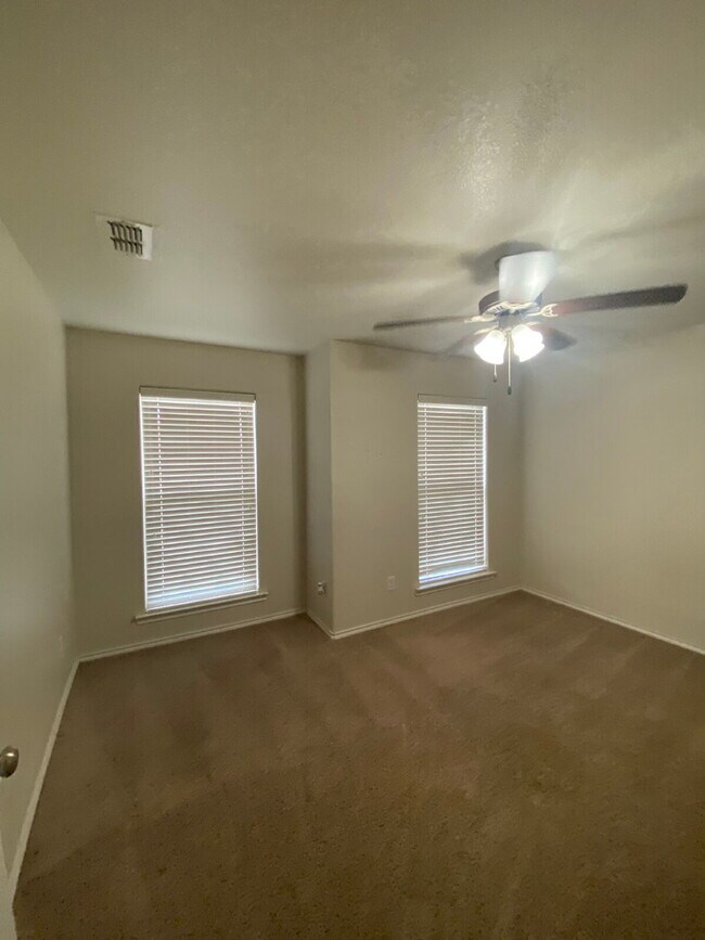 Building Photo - 4 bedroom, 2 bath in Quincy Park!