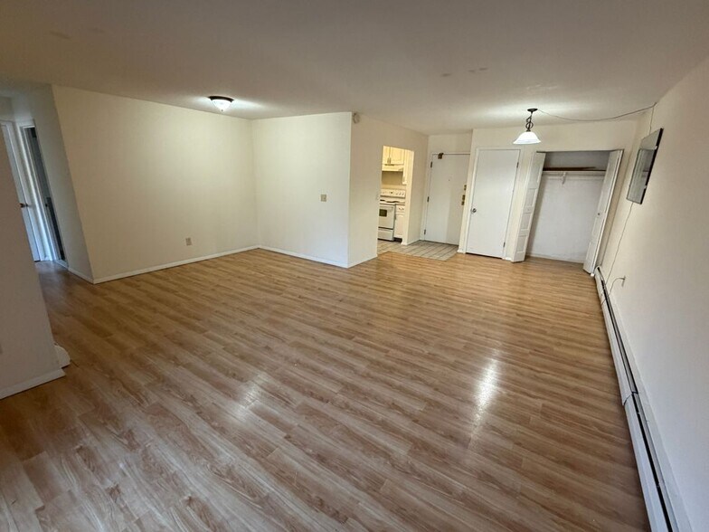 Building Photo - 565 Talcottville Rd