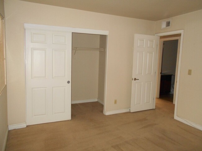 Building Photo - Two Bedroom Condo in Gated Community with ...