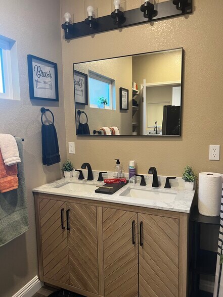 Dual sinks - 332 Ledgewood Ln