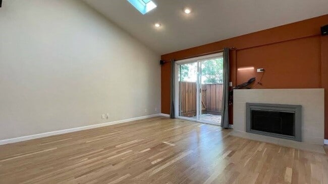 Building Photo - 2BD/2BA - Stylish 2BR Townhome Near Apple ...