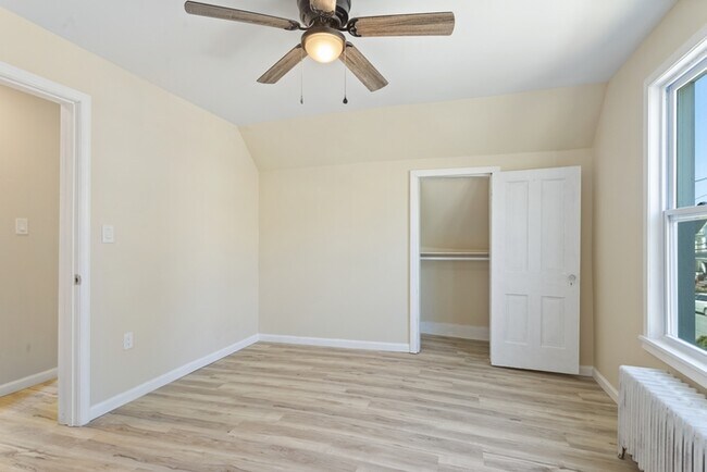 Building Photo - 5 Bedroom Single Family in Brunswick