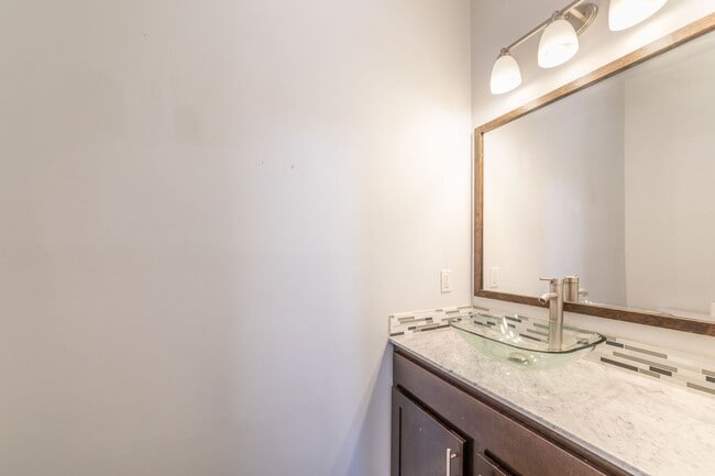 Building Photo - Modern Luxurious Lafayette Townhome for Rent (Right Across From the Oil Center)!