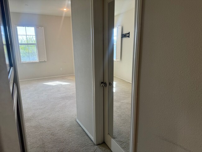 Building Photo - ONE MONTH FREE RENT! Beautiful 4 bedroom, ...