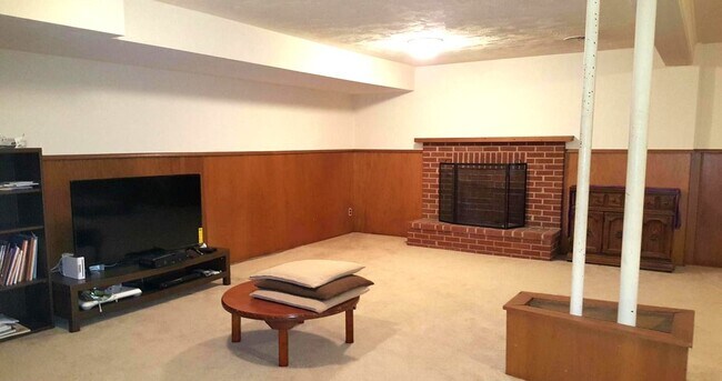 Building Photo - Spacious 4 Bedroom, 3 Bathroom Home in Close in Bethesda!!