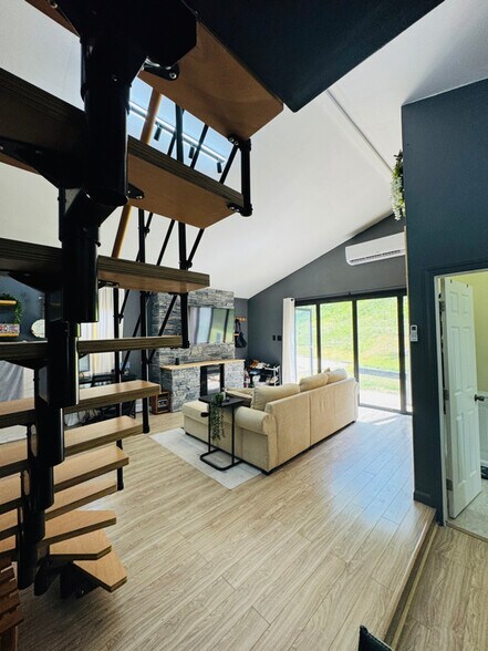 Building Photo - 24 E Winding Hill Rd