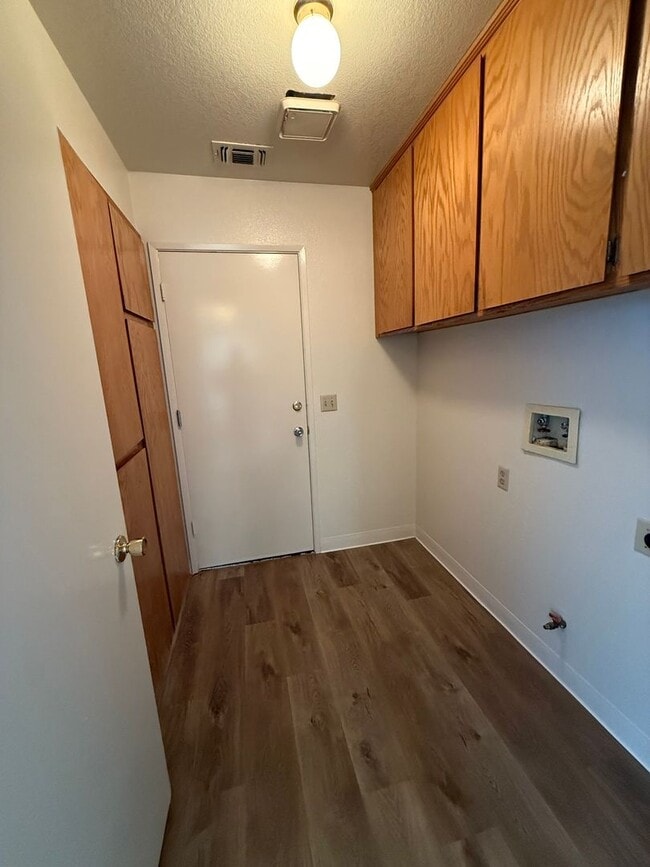 Building Photo - Spacious 4bed 2bath home in the Rio Linda/...