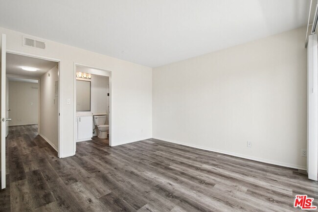 Building Photo - 870 S Crenshaw Blvd