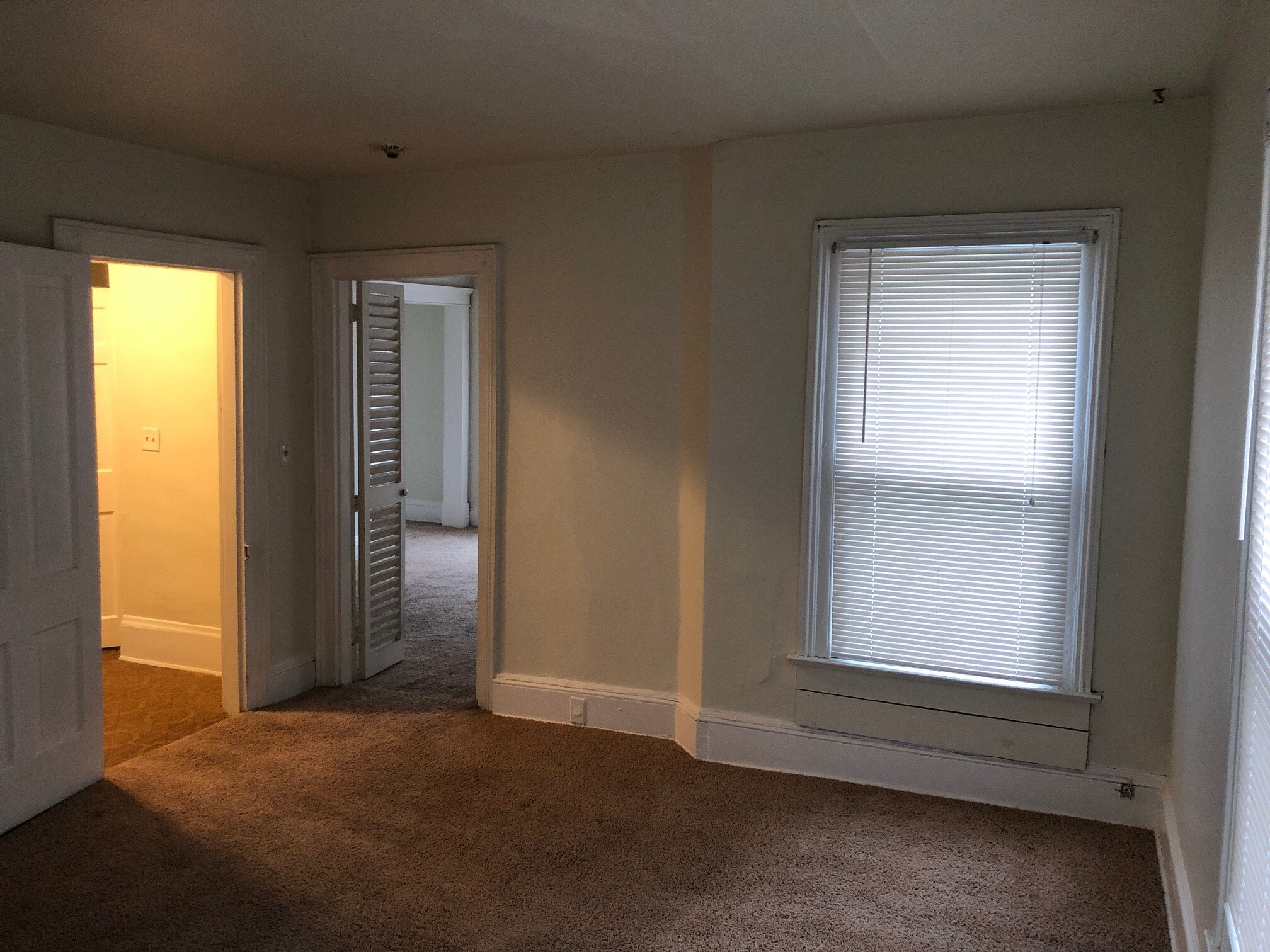 Building Photo - 516 E Chestnut St