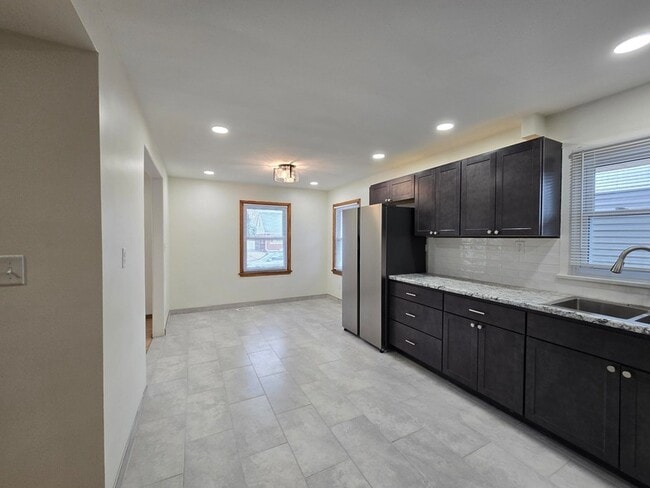 Building Photo - 7230 Beech Ave