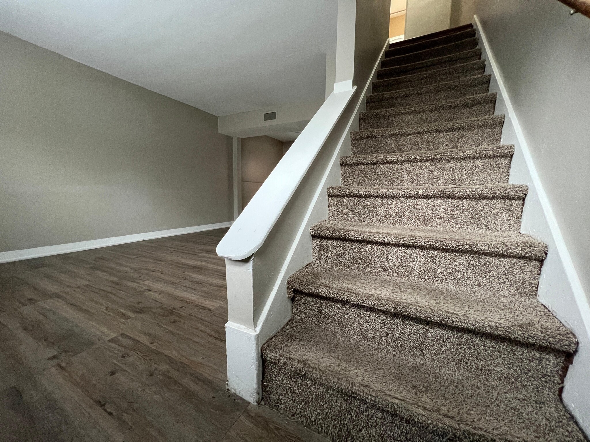 Building Photo - 464 E Norwich Ave