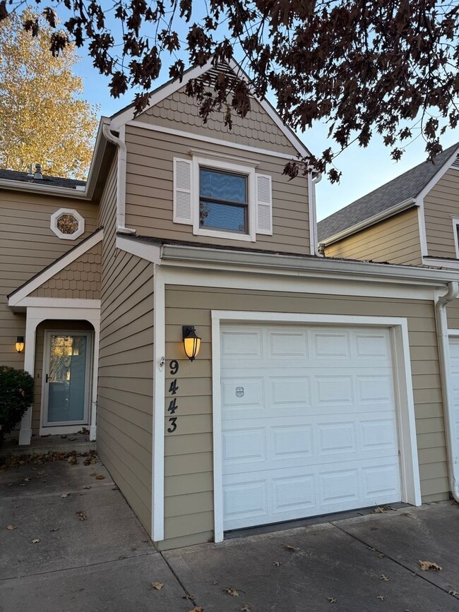 Building Photo - Beautiful 2-Bed, 3.5-Bath - Furnished Townhome - Now Offering a $500 Move-In Incentive — Ask for ...