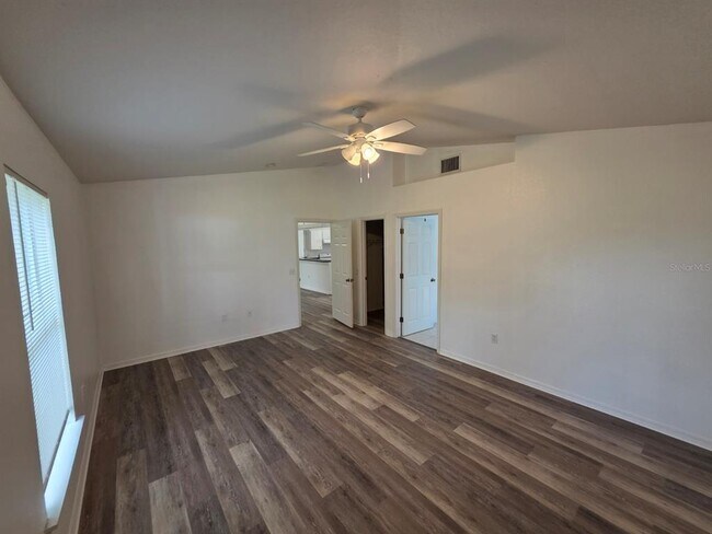 Building Photo - 670 Reindeer Dr