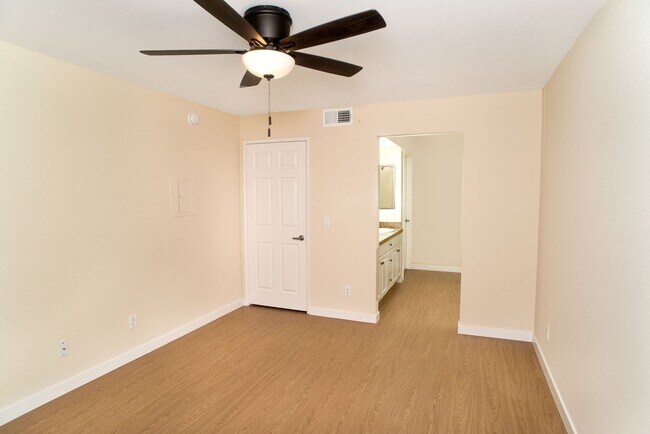 Building Photo - 5500 Owensmouth Ave