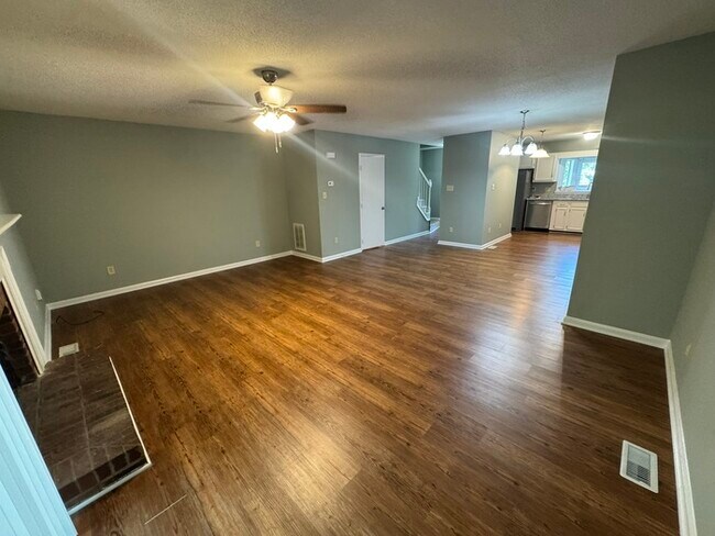 Building Photo - Beautiful 2 Bedroom 1.5 Bath Town Home! Ne...