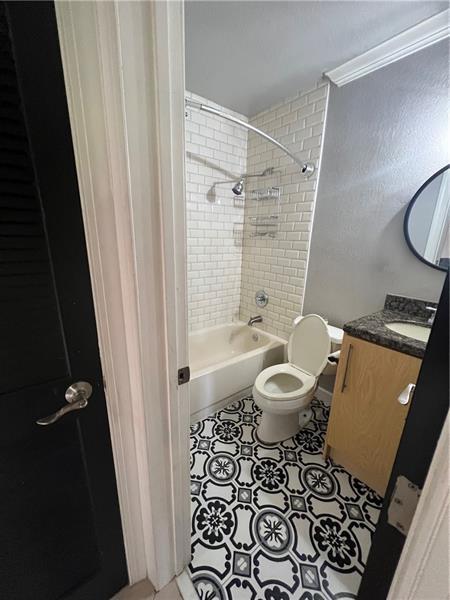 Building Photo - 811 NE 14th Pl