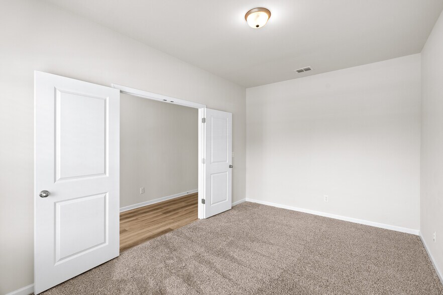 Building Photo - Room in House on Richmond Trl