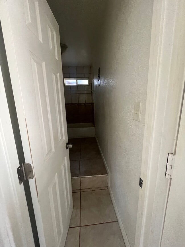 Building Photo - 1609-1611 Gundry Ave