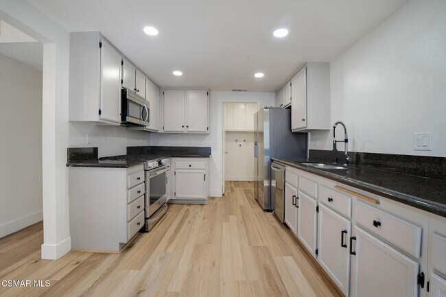 Building Photo - 974 Quarterhorse Ln