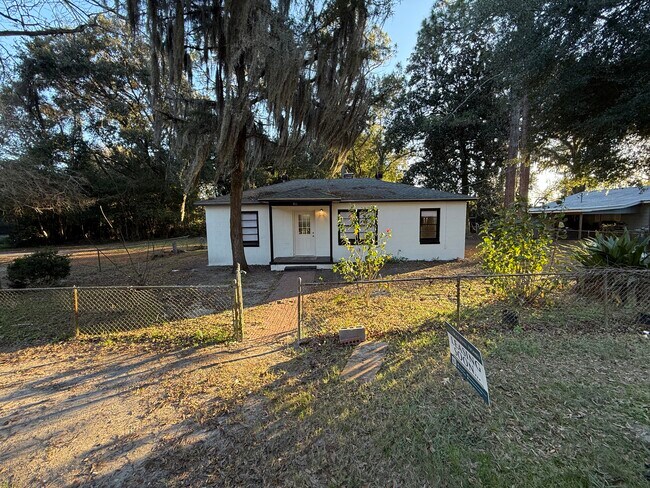 Building Photo - 411 Courson St