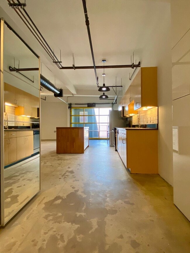 Building Photo - 200 N San Fernando Rd