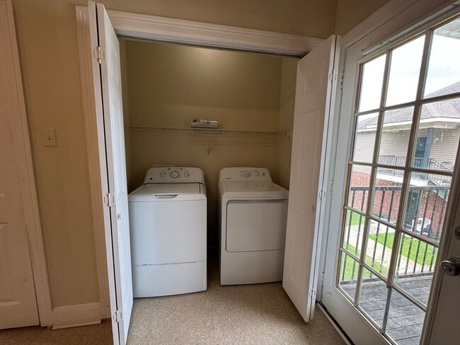 Building Photo - 3 Bedroom / 2 Bath for Lease in Denham Spr...
