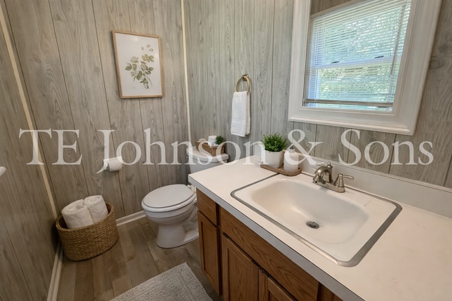 Building Photo - 3BR Home with Stainless Steel Appliances, Hardwood Floors & Carport