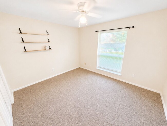 Building Photo - Bellaire Home!