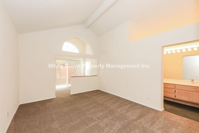 Building Photo - 3 Bedroom with Loft Irvine Home