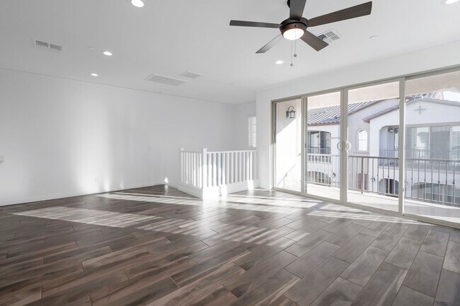 Building Photo - Like New Luxurious Modern 3 Bedroom 2 Bath...