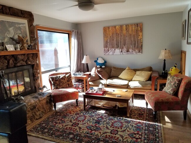 Building Photo - 2 Bed, 2.5 Bath Townhouse near NAU/CCC!! S...
