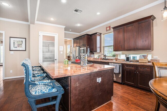 Building Photo - 1333 N Meyer Ave