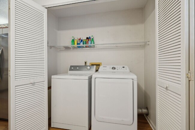 Building Photo - Charming Townhouse Retreat for Rent!