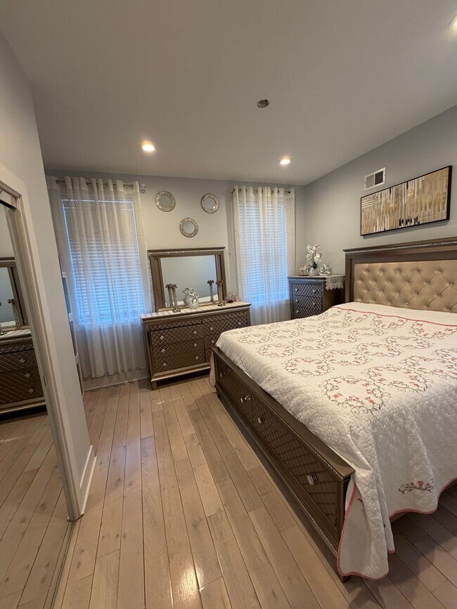 Building Photo - Move-In Ready 4BR Home in the Heart of Port Richmond!