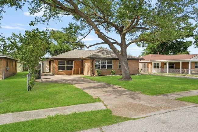 Building Photo - 2409 Estate Dr