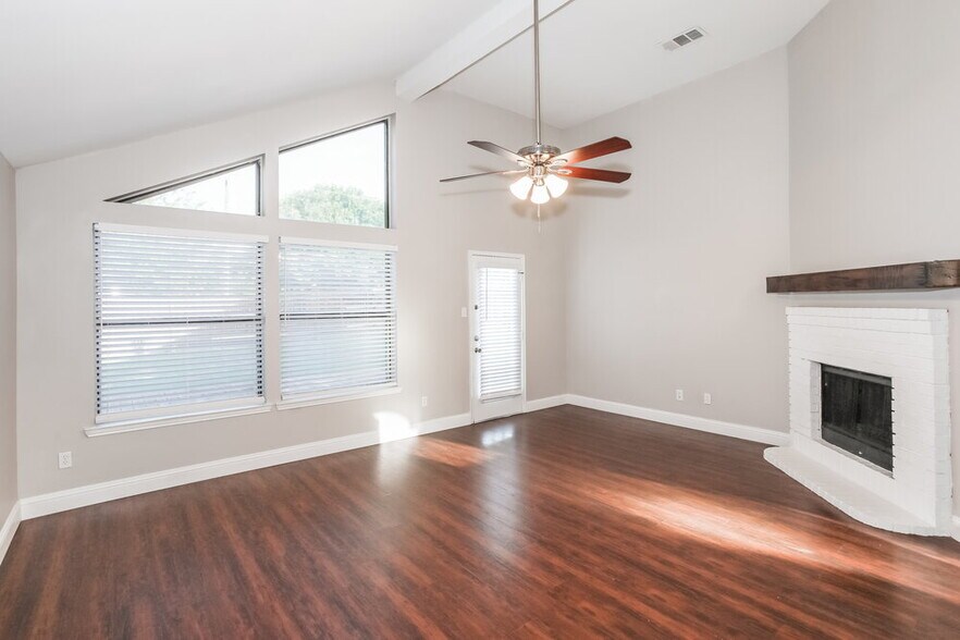 Building Photo - 2607 Mountainview Dr